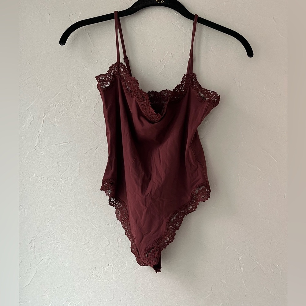 ♥️SKIMS FITS EVERYBODY LACE CAMI BODYSUIT IN OXBLOOD M - Picture 2 of 7